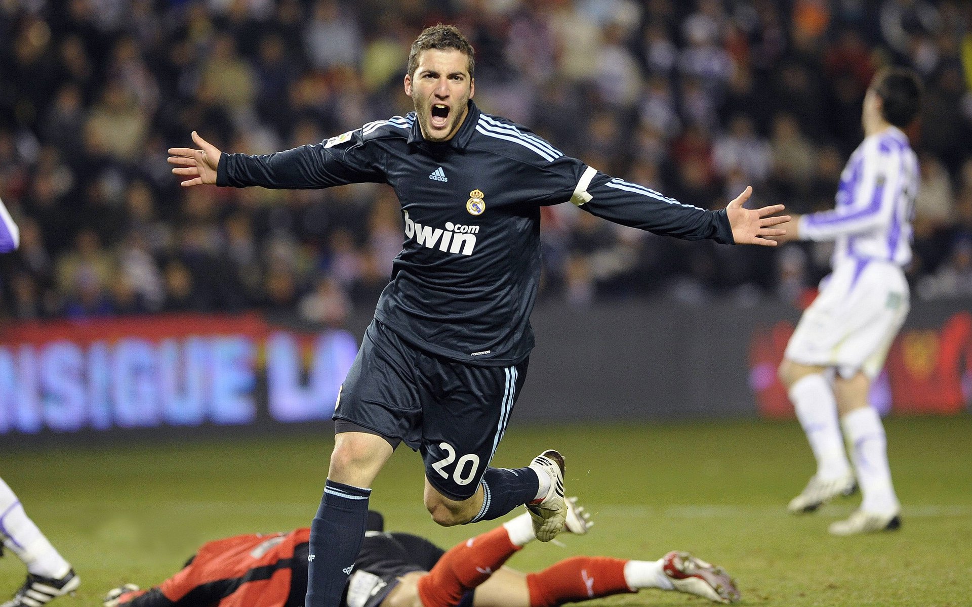 美国5-0狂胜沙特，德甲铁闸阿拉巴成场上隐形指挥官，攻防两端定下悬殊基调